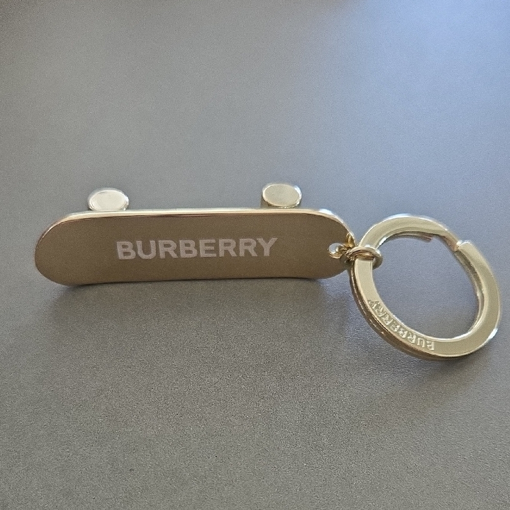 New Burberry Skateboard Keyring Gold W/ BURBERRY Her Logo Keychain Keyring - Picture 2 of 12